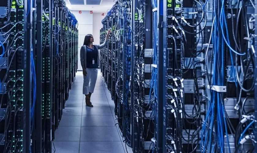 Server l&agrave; m&aacute;y t&iacute;nh đặc biệt c&oacute; khả năng lưu trữ v&agrave; xử l&yacute; dữ liệu lớn