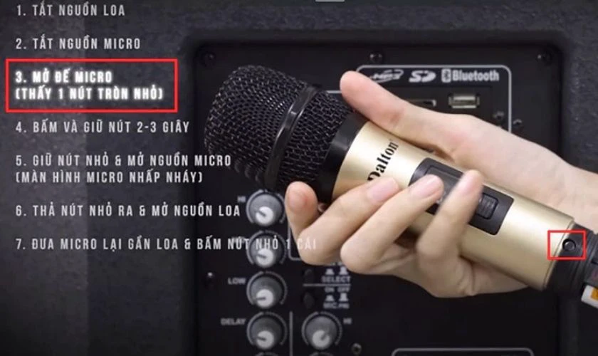 Mở đế micro ra, bạn sẽ thấy một n&uacute;t nhỏ h&igrave;nh tr&ograve;n