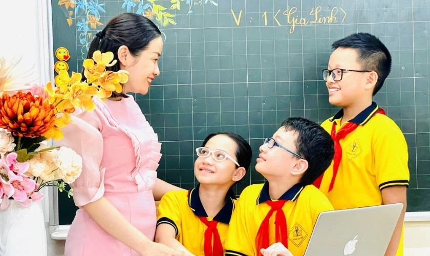 Khoảnh khắc 20/11 đẹp nhất tri ân thầy cô ngày Nhà giáo