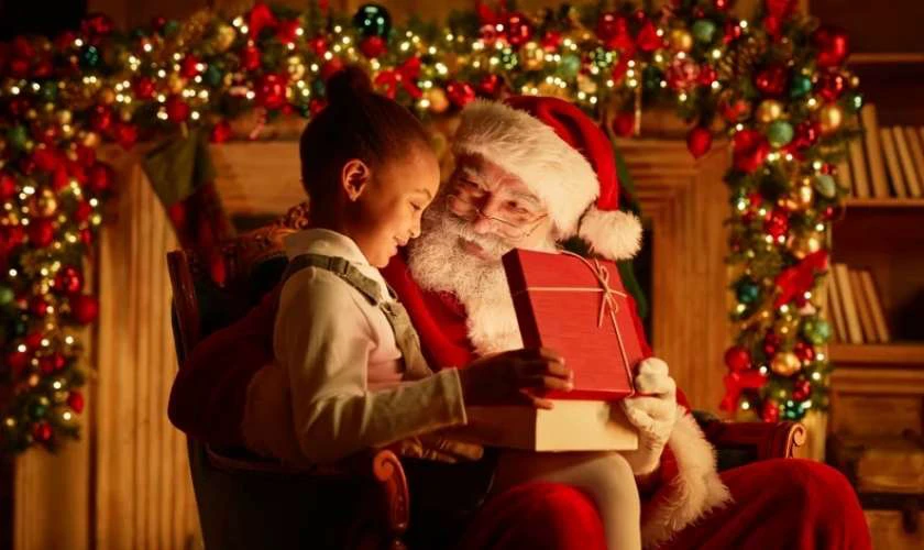 Hình ảnh ông già Noel cùng thiếu nhi