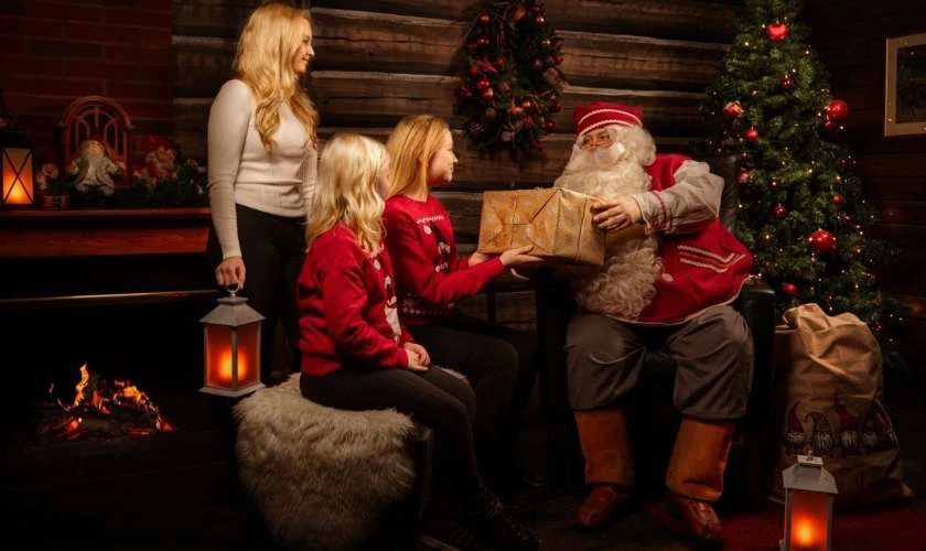 Hình ảnh ông già Noel dể thương phát quà