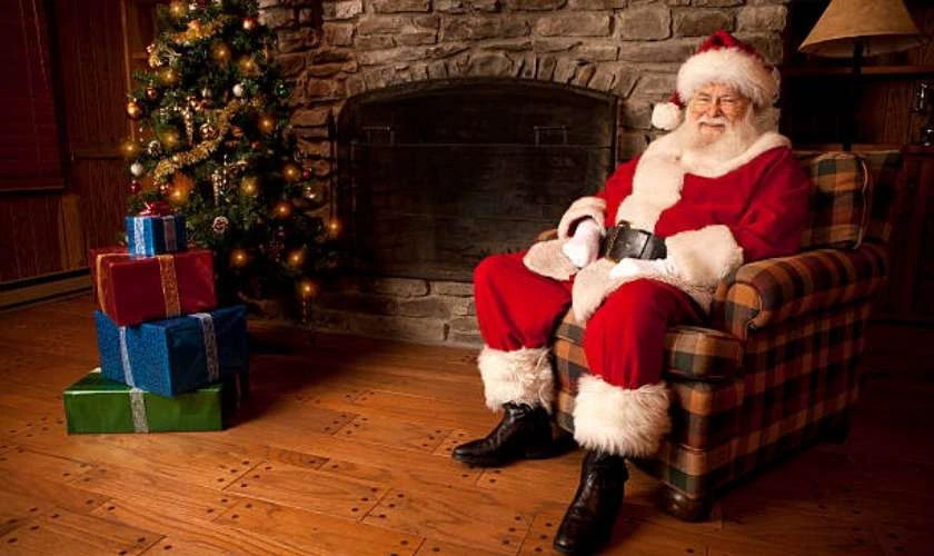 Hình ảnh ông già Noel ấm cúng bên lò sưởi