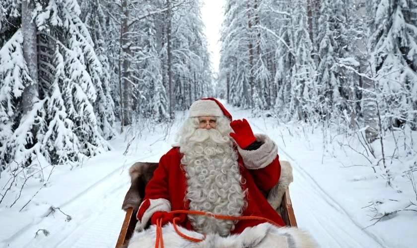 Hình ảnh ông già Noel giữa trời tuyết