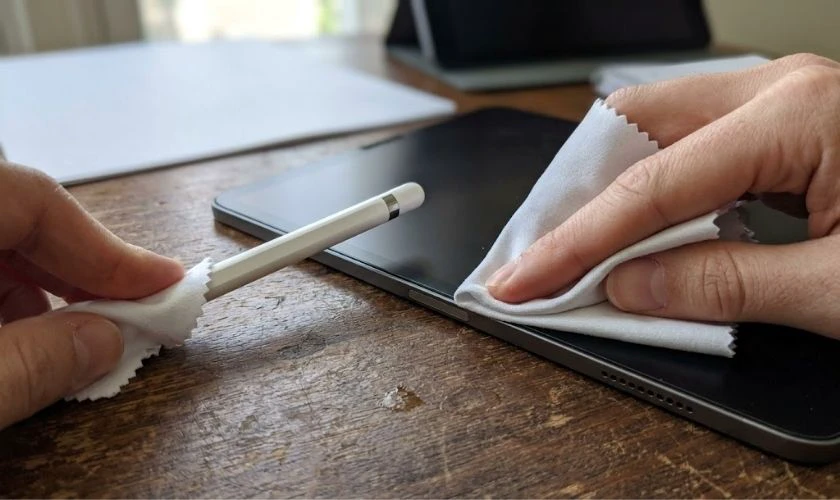 Vệ sinh vị trí tiếp xúc và tháo ốp lưng iPad