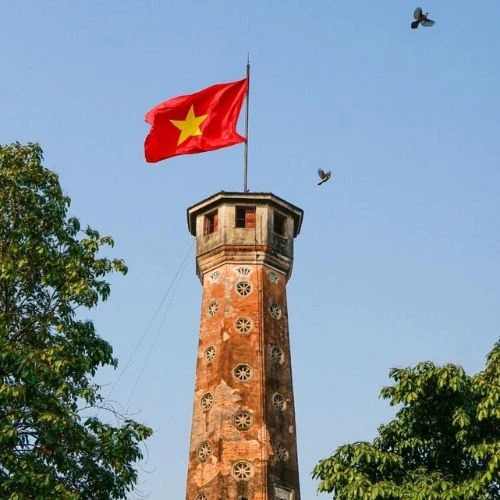 L&aacute; cờ tung bay giữa bầu trời