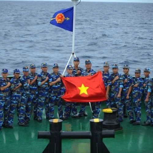 Chiến sĩ c&ugrave;ng h&aacute;t quốc ca