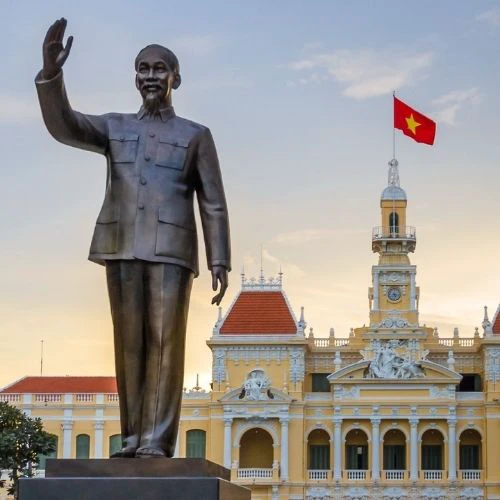 Bức tượng B&aacute;c Hồ khổng lồ