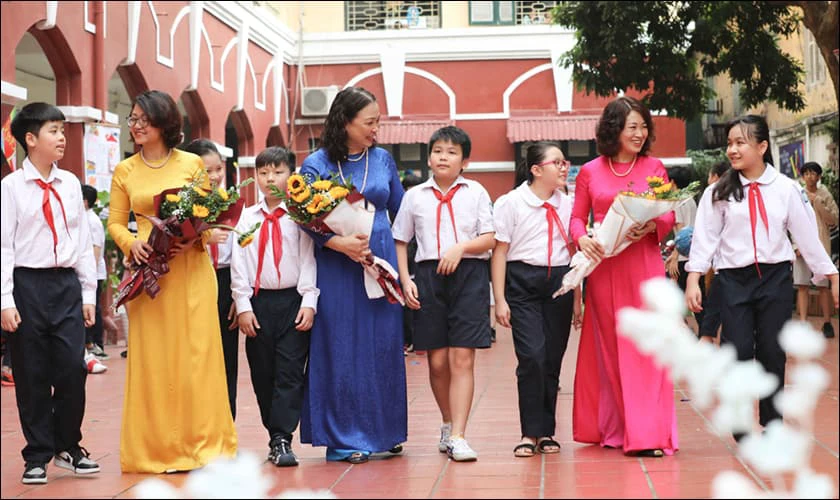 Hoa tươi, tặng qu&agrave; g&igrave; cho thầy c&ocirc; gi&aacute;o