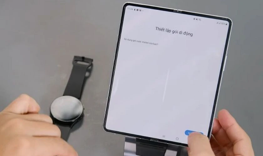 Nhấp v&agrave;o Sử dụng g&oacute;i v&agrave; qu&eacute;t m&atilde; QR Code để ho&agrave;n tất qu&aacute; tr&igrave;nh c&agrave;i đặt eSIM tr&ecirc;n đồng hồ Samsung