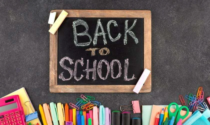 Background tựu trường với đồ dùng học tập