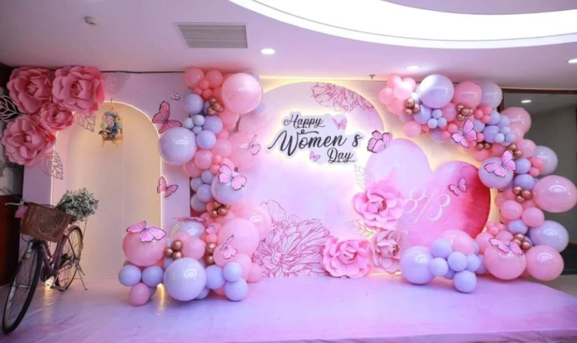Backdrop 8/3 với bong bóng mới