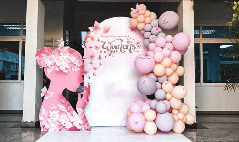 Backdrop 8/3 với bong bóng ấn tượng