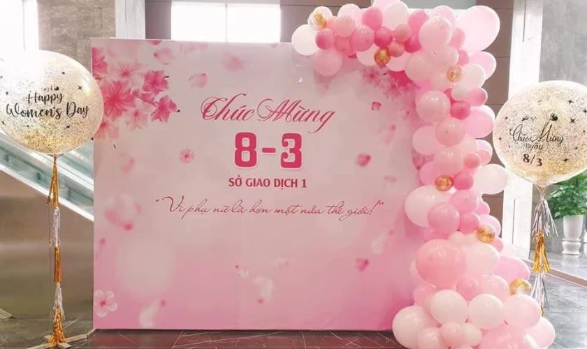 Backdrop 8/3 với bong bóng