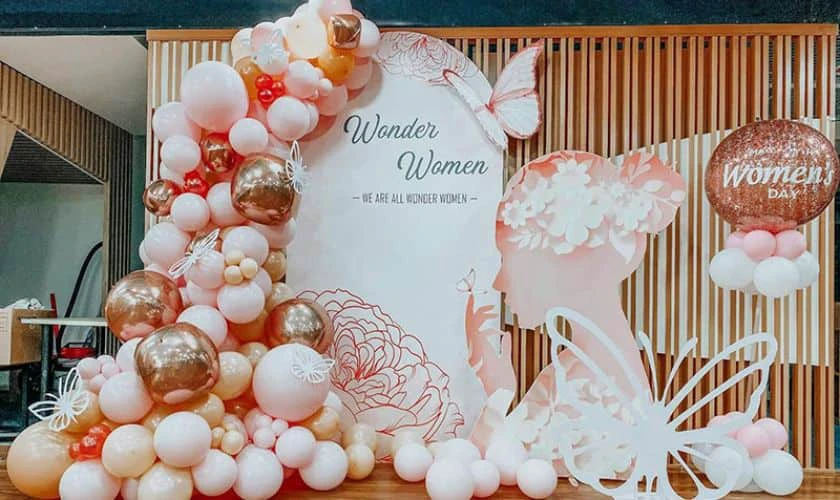 Backdrop 8/3 với bong bóng nhiều màu sắc đẹp