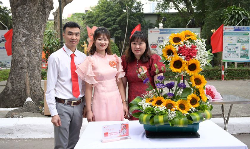 Bài thuyết trình về cắm hoa hướng dương 8/3: Duyên Dáng Việt Nam