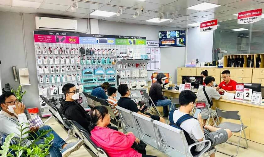 Thay màn hình iPhone mới để sửa lỗi bàn phím iPhone bị liệt 1 chữ