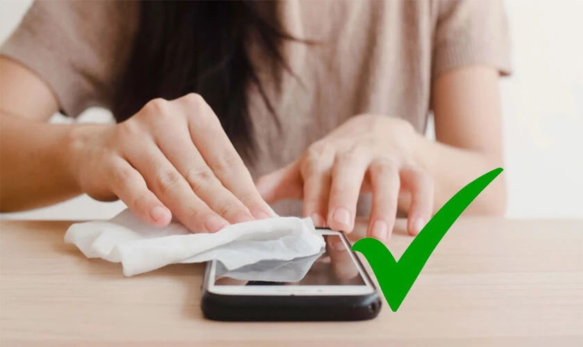 Vệ sinh màn hình điện thoại để loại bỏ bụi bẩn gây lỗi cảm ứng phím trên iPhone