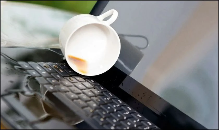 Bàn phím laptop DELL bị bẩn hoặc ẩm ướt