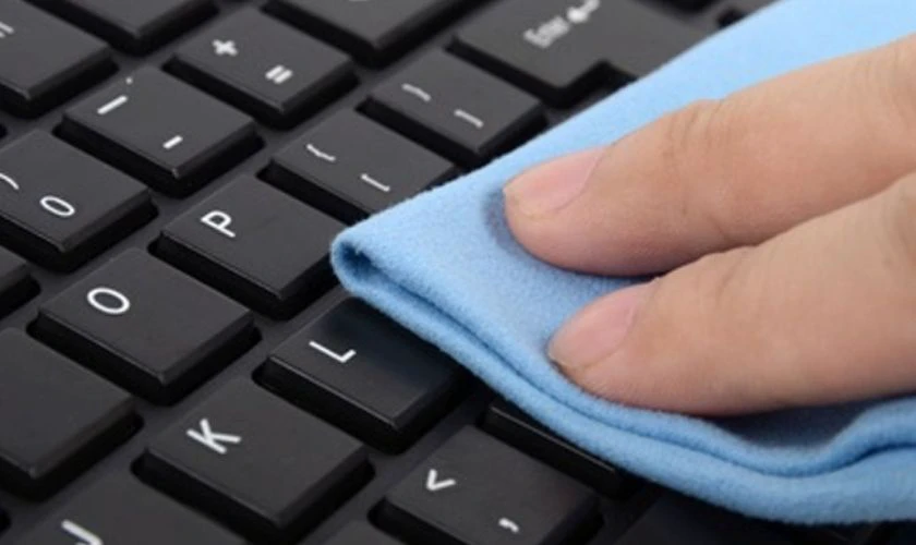 Vệ sinh b&agrave;n ph&iacute;m khi laptop kh&ocirc;ng g&otilde; được chữ
