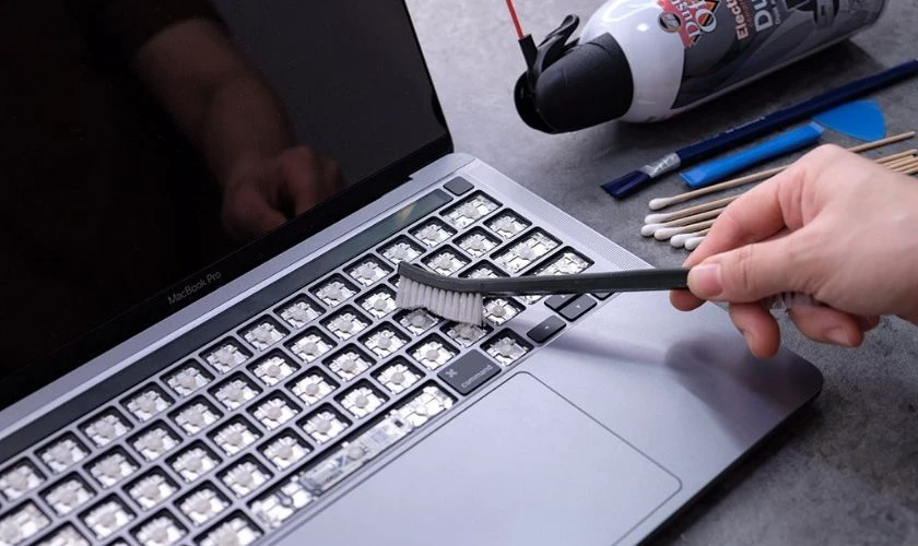 Vệ sinh b&agrave;n ph&iacute;m MacBook khi kh&ocirc;ng g&otilde; được