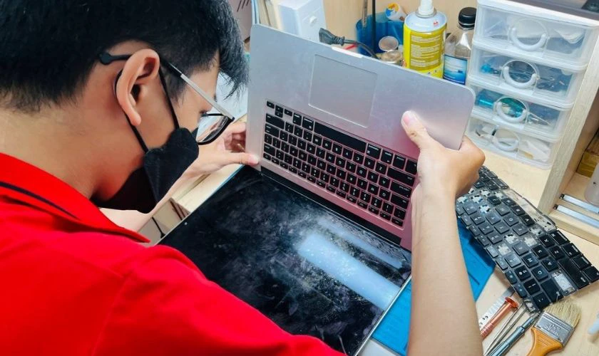 Thay b&agrave;n ph&iacute;m mới cho MacBook