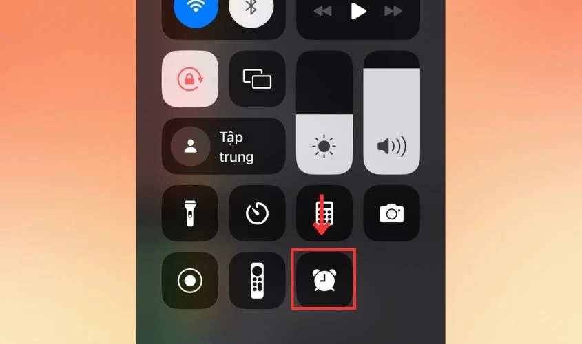 Vuốt mở trung tâm điều khiển và chọn vào biểu tượng đồng hồ