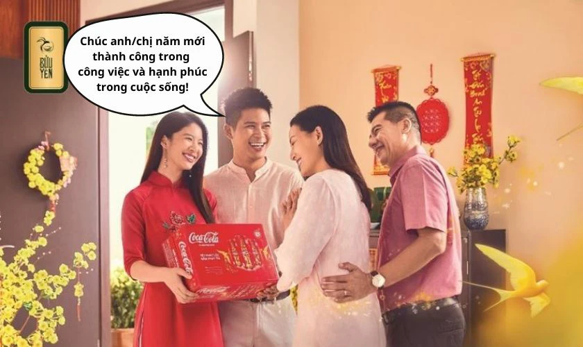 Nói gì khi biếu quà Tết cho anh chị kiểu vui vẻ, hài hước?