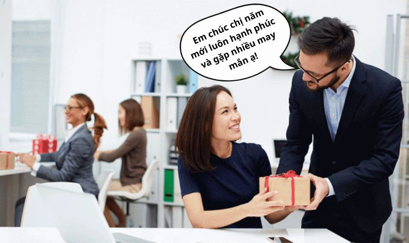 Nói gì khi biếu quà Tết cho đồng nghiệp để tạo mối quan hệ tốt?