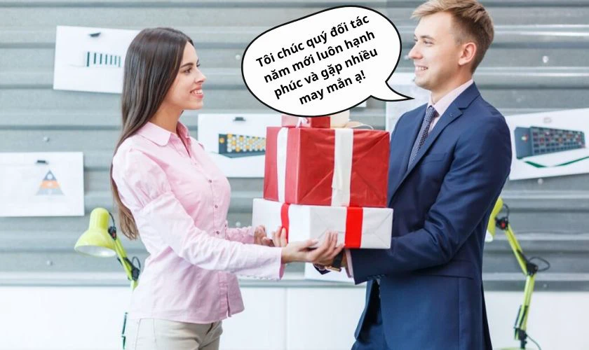 Đi biếu quà Tết cho đối tác nói gì để hợp tác thuận lợi trong năm mới?