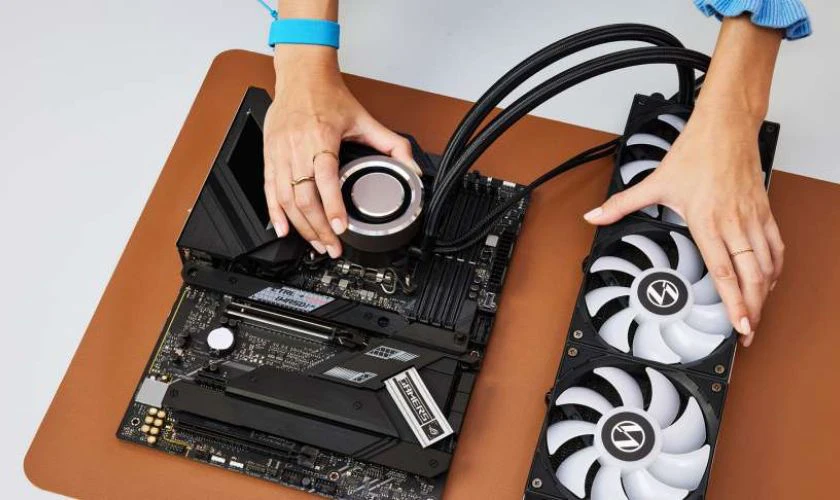 B&ocirc;i keo tản nhiệt l&ecirc;n mặt CPU, sau đ&oacute; lắp đặt bộ tản nhiệt cho CPU