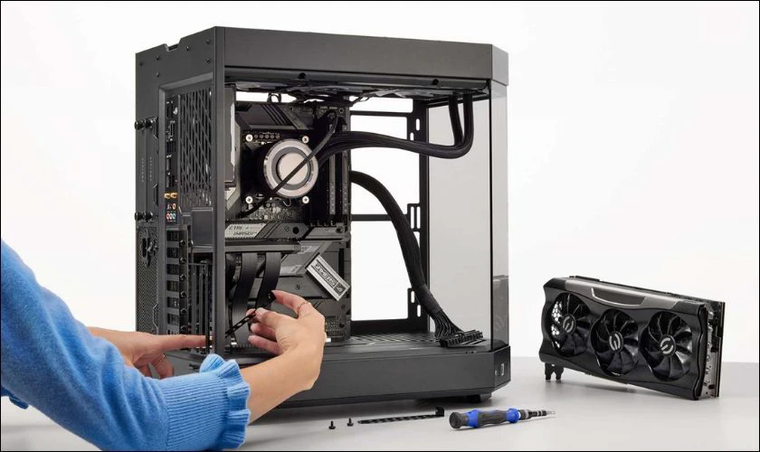 Sau đ&oacute; t&igrave;m tới khe cắm PCIe x16 để gắn GPU trước khi khởi động thiết bị