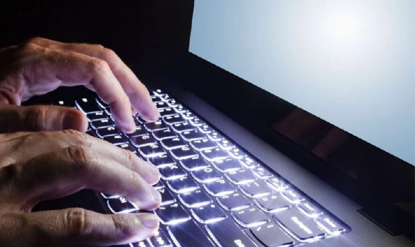 Khi nào cần bật đèn bàn phím laptop HP?