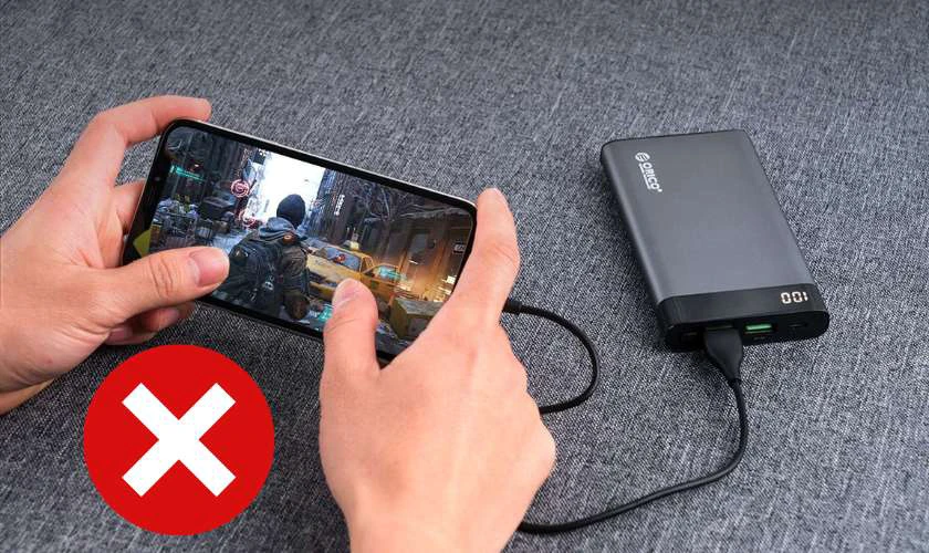 Kh&ocirc;ng vừa sạc vừa d&ugrave;ng t&aacute;c vụ nặng