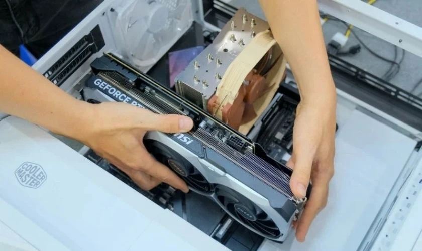 Lắp mainboard, nguồn và card đồ họa vào case