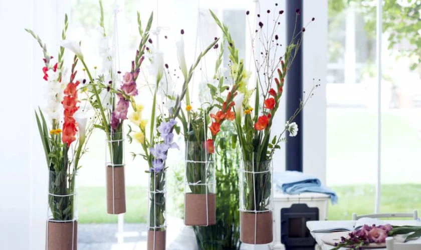 Cắm hoa trong lọ thuỷ tinh với hoa lay ơn
