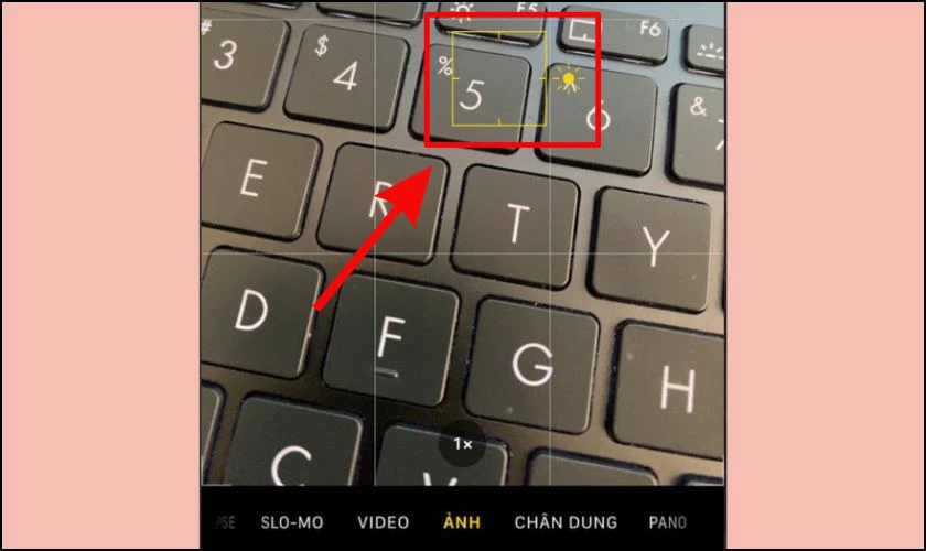 Chỉnh độ s&aacute;ng tr&ecirc;n camera iPhone 13