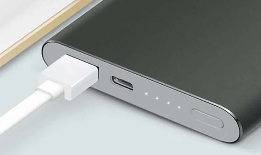 Xem xét kỹ cổng sạc ra, vào của pin dự phòng