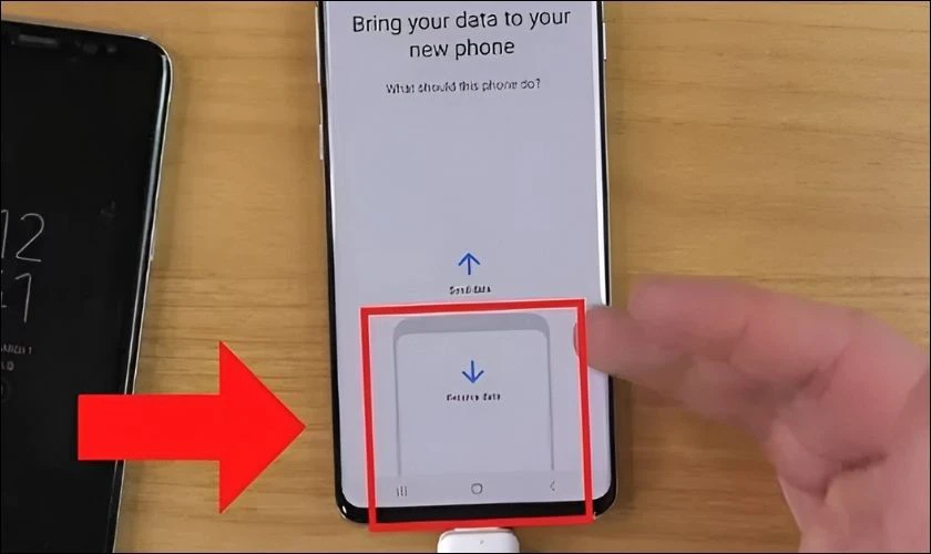 Thực hiện kết nối hai điện thoại OPPO bằng dây cáp