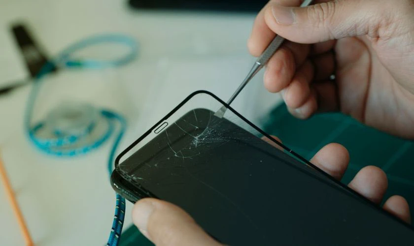 Cách dán kính cường lực: Làm sạch điện thoại