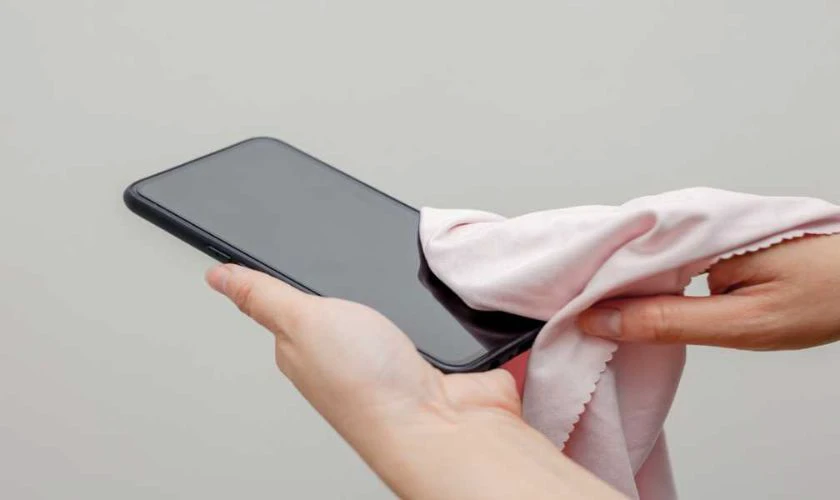 Cách dán kính cường lực không bị bong bóng