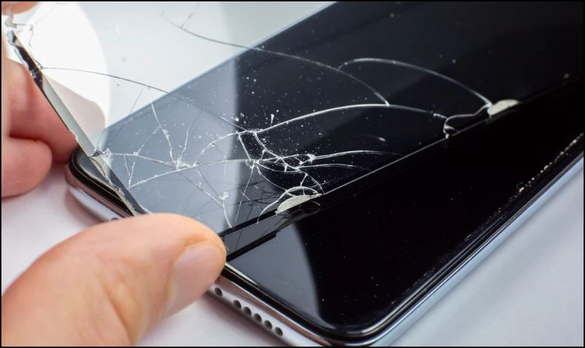 Tháo miếng bảo vệ trên miếng dán cường lực
