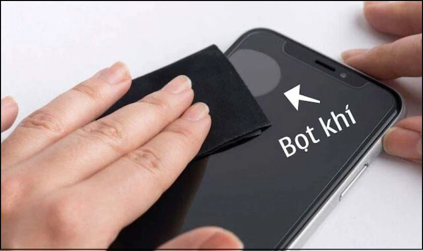 Dán kính cường lực bị bọt khí do đâu?