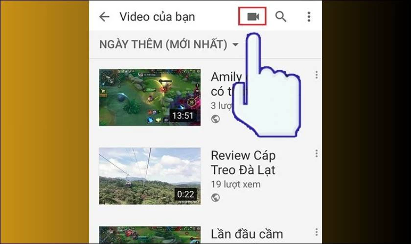 Nhấn vào biểu tượng máy quay ở trên cùng màn hình