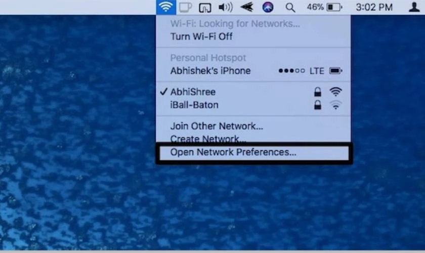 Tr&ecirc;n macOS, nhấn v&agrave;o biểu tượng WiFi tr&ecirc;n thanh menu để chọn mạng