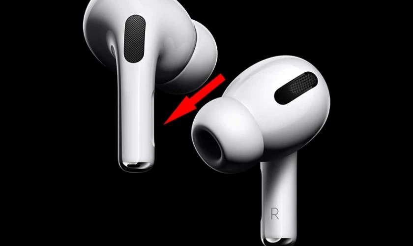B&oacute;p mạnh v&agrave;o phần th&acirc;n của 1 trong 2 chiếc tai nghe