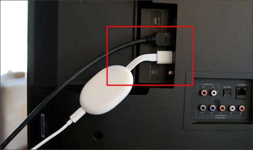 Sử dụng c&aacute;p để kết nối TV với điện thoại của bạn