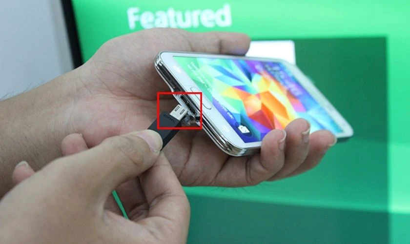 Hướng dẫn c&aacute;ch kết nối điện thoại OPPO với TV qua c&aacute;p MHL