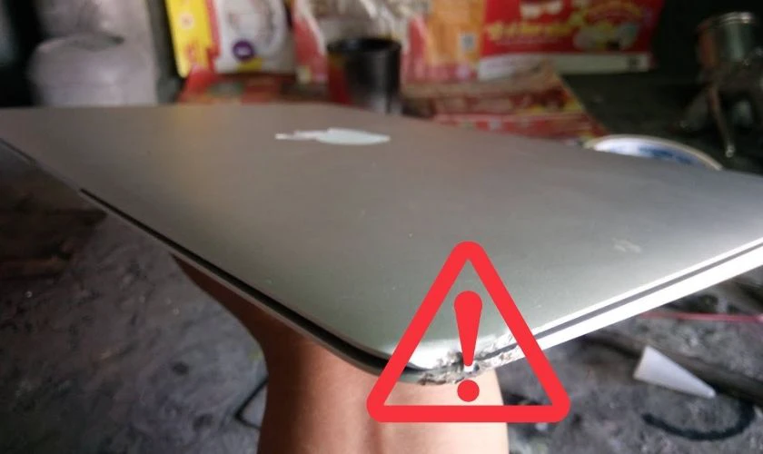 Kiểm tra tình trạng bên ngoài của MacBook cũ