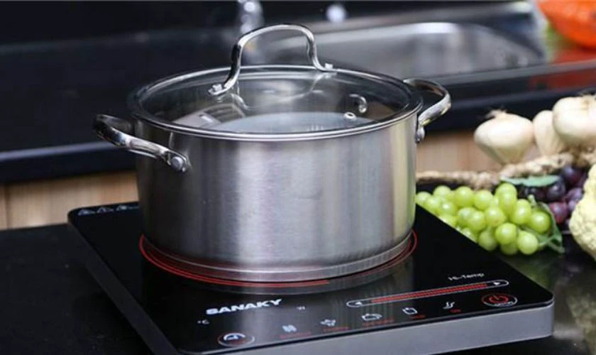 Đun sôi 1 lít nước, thêm 15g muối, 5g đường và một ít nước cốt chanh