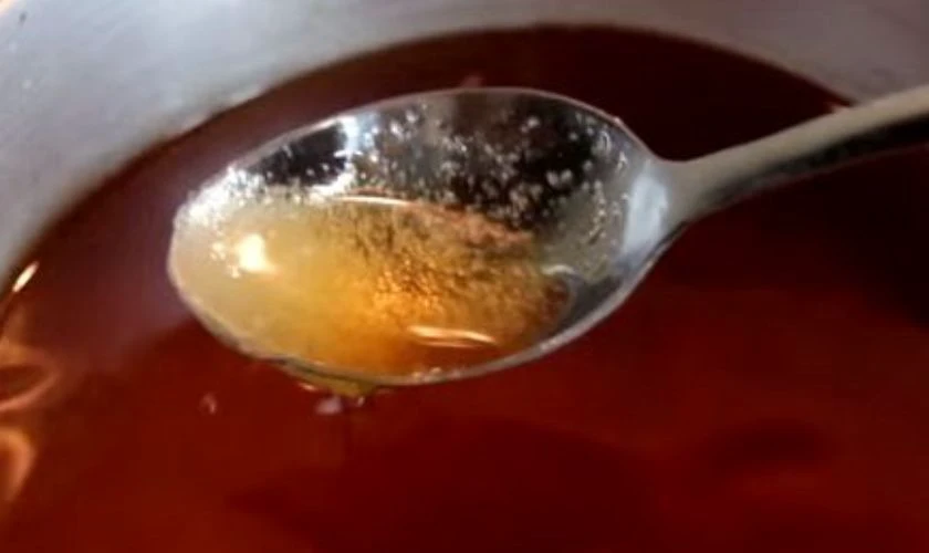 Đun 600ml nước mắm với 600g đường và 2 muỗng cà phê bột ngọt